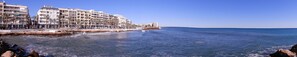 Playa en los alrededores y camastros 