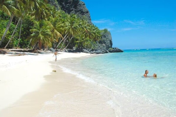 Sun-loungers, beach towels - Cozy Prestige Villa Cristal sea view nestled in a green park (Las Galeras)