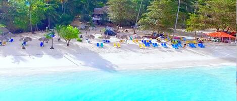 Chaises longues, serviettes de plage