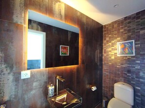 Bathtub, hair dryer, towels