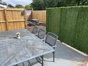 Outdoor dining - Elderpark Apartment 4 (Glasgow)
