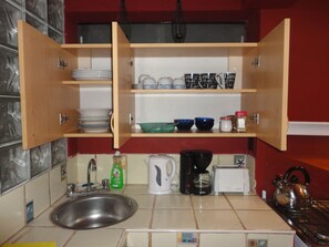 Kühlschrank, Mikrowelle, Ofen, Wasserkocher mit Kaffee-/Teezubehör