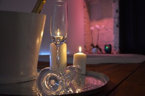 Food and drink - O2suites baroque room with private Jacuzzi (Bernis)