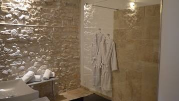 Een douche, een haardroger, handdoeken, zeep