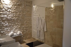 Een douche, een haardroger, handdoeken, zeep