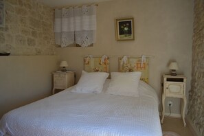 1 habitación, tabla de planchar con plancha, wifi gratis y ropa de cama