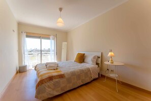 2 Schlafzimmer, Bügeleisen/Bügelbrett, Bettwäsche