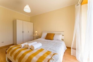 2 bedrooms, iron/ironing board, bed sheets