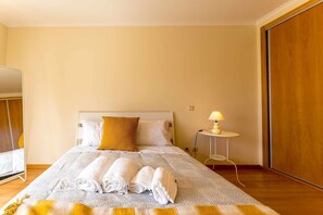 2 makuuhuonetta, silitysrauta/-lauta, vuodevaatteet