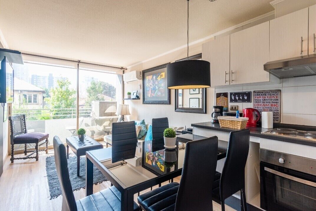 Refrigerador, microondas, horno y cafetera y tetera 