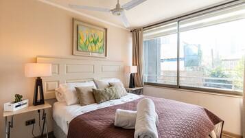 2 slaapkamers, een kluis op de kamer, een strijkplank/strijkijzer, wifi