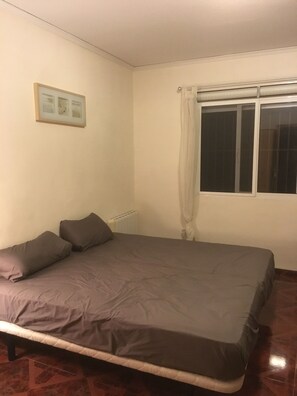 6 bedrooms, iron/ironing board, WiFi, bed sheets