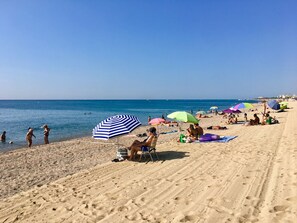 På stranden