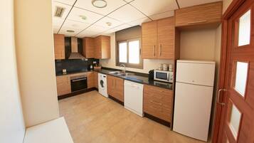 Frigorífico, microondas, horno y cafetera o tetera