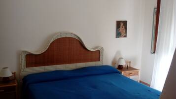 3 habitaciones, tabla de planchar con plancha, cuna de viaje y wifi