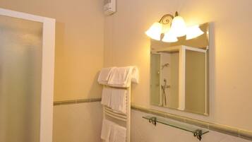 Dusche, Haartrockner, Bidet, Handtücher