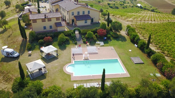 A large villa with a swimming pool, surrounded by lush gardens and vineyards. - LECCINO ROOM at Agriturismo MUSIGNANO (cerreto guidi)