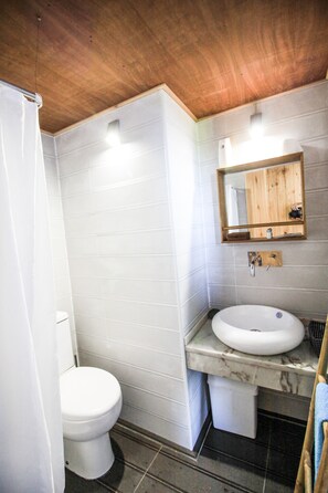 Sèche-cheveux, serviettes fournies, savon, papier toilette