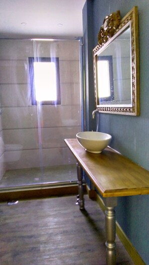 Regadera, secadora de cabello, toallas 