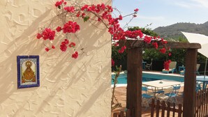 Un espace piscine agrémenté d’une pergola et d’une clôture en bois.