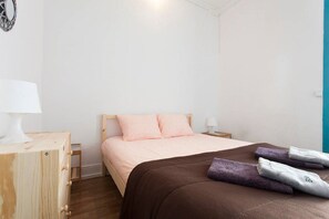 2 bedrooms, iron/ironing board, WiFi, bed sheets - VERY TYPICAL HOUSE SANTA CATARINA HISTORIC ZONE, 2BEDROOMS 4PAX 39200AL (Lisboa)