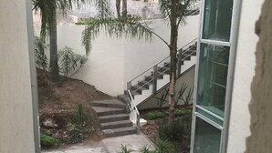 Eine Treppe führt zu einem Gebäude mit einer Glasfassade.