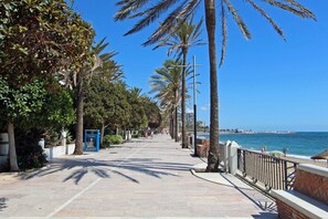 On the beach - In one of the best positions of the entire coast, stunning views (Marbella)