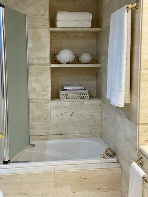 Combined shower/tub, hair dryer, bidet, towels