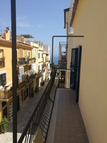 cozy apartment with large panoramic terrace in the historic center 