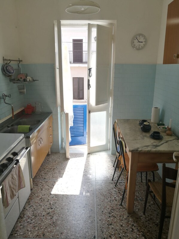 Fridge, stovetop, coffee/tea maker, cookware/dishes/utensils - cozy apartment with large panoramic terrace in the historic center  (San Felice Circeo)