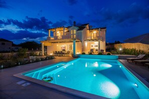 A heated pool - Solta, Villa Giove, Elegant & Modern 4BR, Fully AC, large heated salted pool (Šolta, Grohote, Dalmatia)