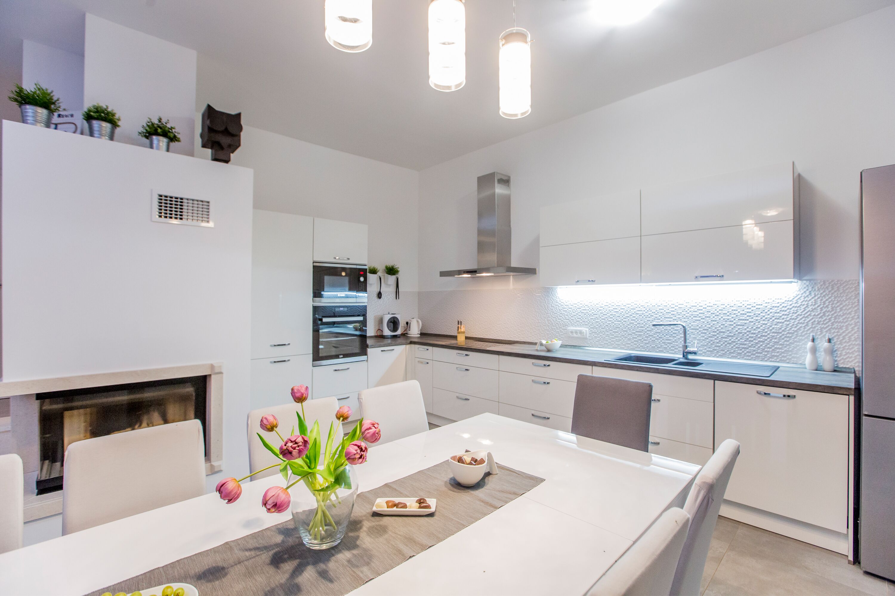 Jääkaappi, mikroaaltouuni, uuni, liesi