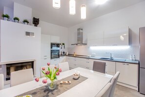 Een koelkast, een microgolfoven, een oven, een kookplaat