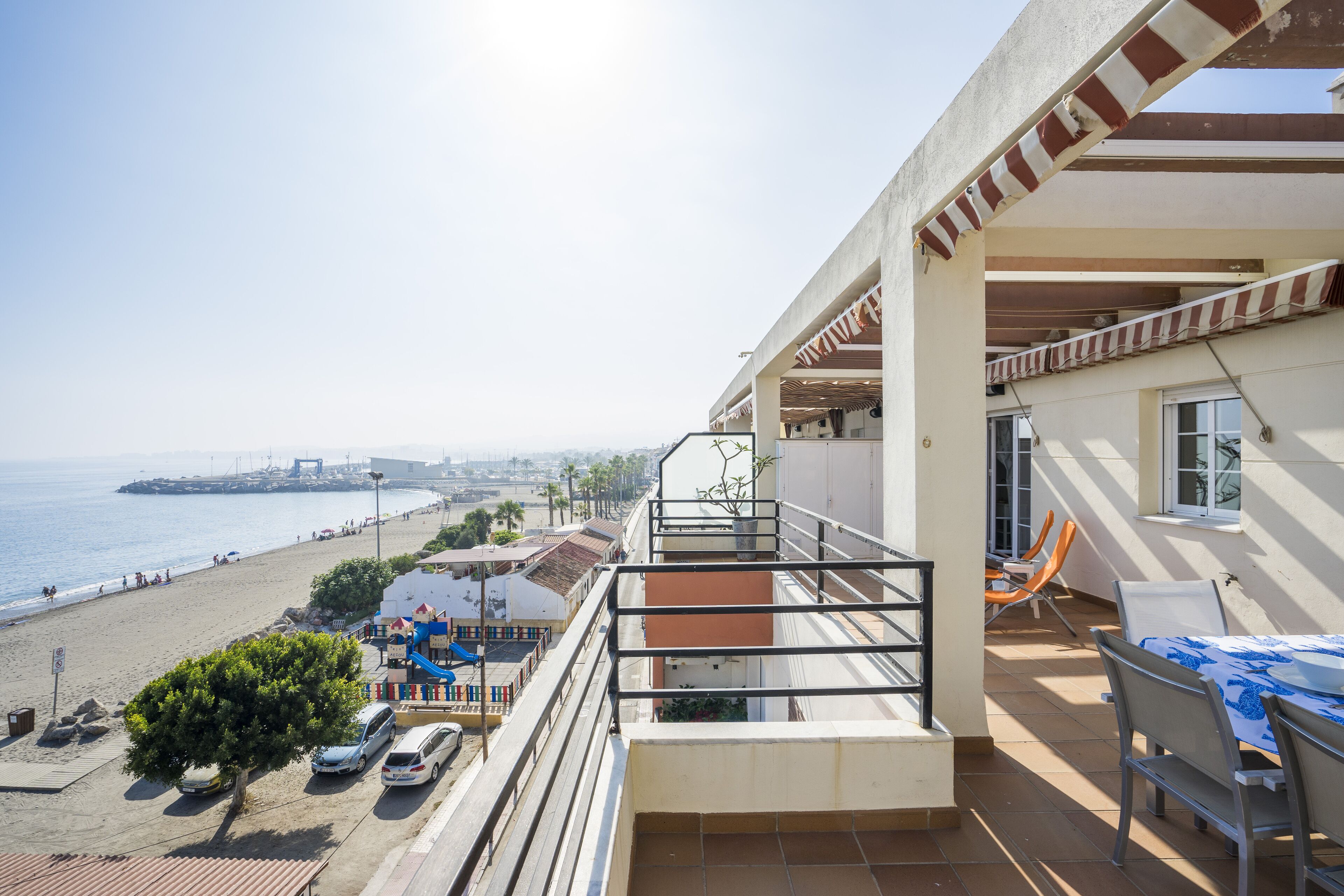Un balcon avec vue sur la plage et la mer.