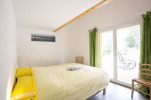 3 slaapkamers, een strijkplank/strijkijzer, reisbedje, gratis wifi