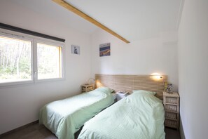 3 bedrooms, iron/ironing board, travel cot, free WiFi - Superb air-conditioned wooden villa in the Arcachon Basin forest, 10 minutes from the beach, heated swimming pool (La Teste-De-Buch)
