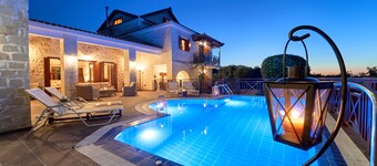 Villa de luxe Lilas, est un manoir en pierre avec sa propre piscine privée.