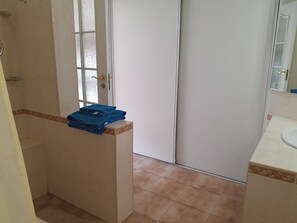Hair dryer, towels - Spacy 2room apt in the center of Kiev (Kiev)