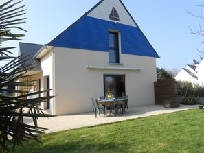 Outdoor dining - holiday home Brittany south 6 persons 300m from the beach in quiet village (Ambon)