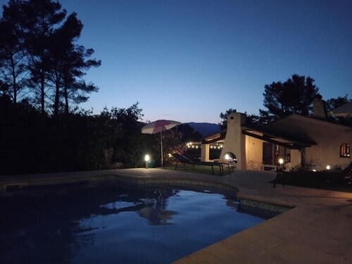 Villa familiale avec grande piscine, vastes jardins et Internet