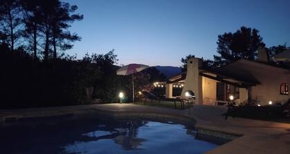 Villa familiale avec grande piscine, vastes jardins et Internet