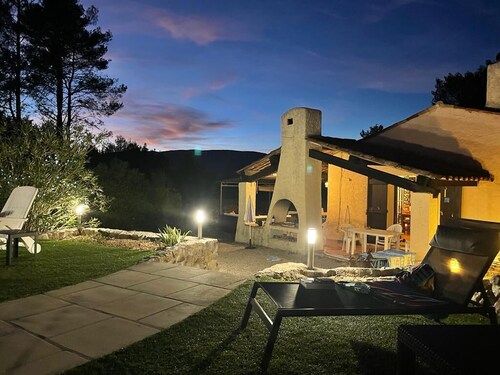 Villa familiale avec grande piscine, vastes jardins et Internet