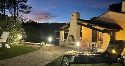 Villa familiale avec grande piscine, vastes jardins et Internet