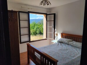 4 bedrooms, iron/ironing board, travel crib, free WiFi - Villa with private pool ideally located to explore from mountain to sea resorts (Tourrettes , Var)