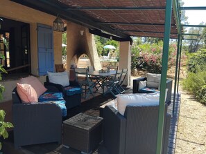 Outdoor dining - Villa with private pool ideally located to explore from mountain to sea resorts (Tourrettes , Var)