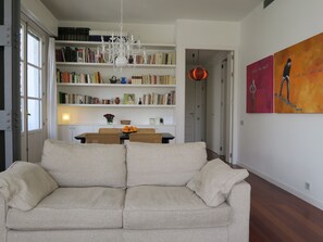 Een smart-tv, boeken en een printer