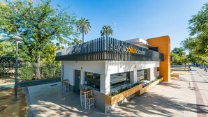 A modern building with a sign reading "Sevilla Bike Center". - Amazing Apartment in Regionalist building (Sevilla)