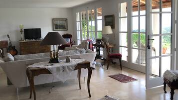 Een televisie, boeken, een stereo en een printer