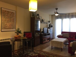 Fernseher, Bücher, Stereoanlage