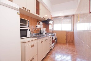 Réfrigérateur, micro-ondes, four, cafetiÚre/bouilloire